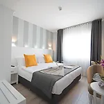 Отель Motto Premium